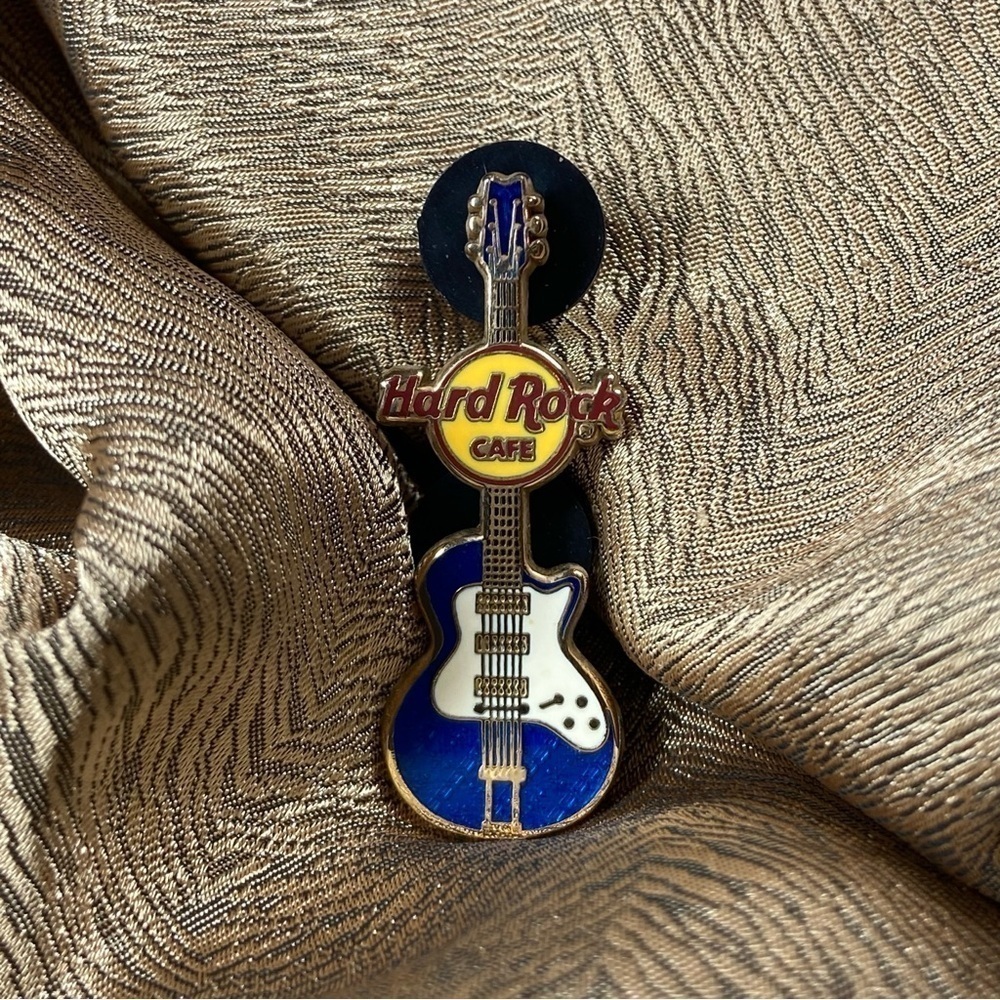 HARD ROCK CAFE' Guitar Souvenir Miniature Pin Travel Memorabilia Collectible